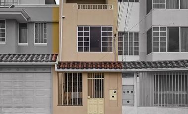 Se vende casa independiente de tres plantas