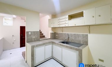 Se vende casa independiente de tres plantas