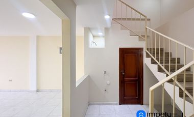 Se vende casa independiente de tres plantas