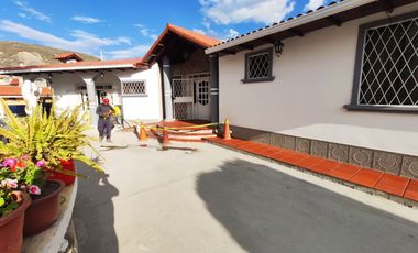 CASA  GRANDE EN VENTA - EN LA MITAD EL MUNDO QUITO