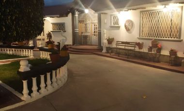 CASA  GRANDE EN VENTA - EN LA MITAD EL MUNDO QUITO