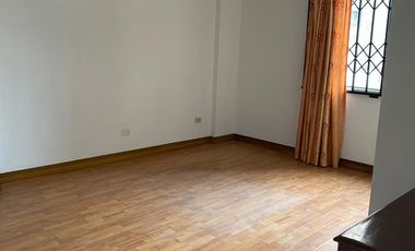 VENTA DE CASA 3 PISOS MAS TERRAZA A.C. 287M2 EN SAN JUAN DE MIRAFLORES