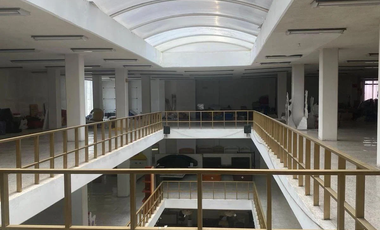 LOCAL EN ESQUINA - AMPLIO USO DE SUELO COMERCIAL
