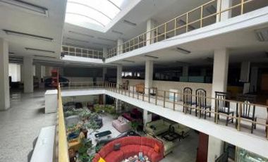 LOCAL EN ESQUINA - AMPLIO USO DE SUELO COMERCIAL