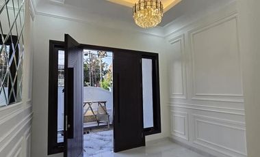 Rumah baru design classic di pondok bambu Jakarta Timur