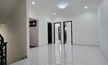 Rumah baru design classic di pondok bambu Jakarta Timur