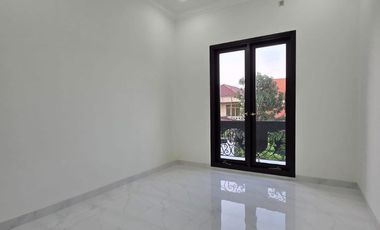 Rumah baru design classic di pondok bambu Jakarta Timur
