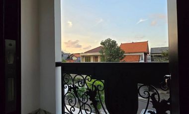 Rumah baru design classic di pondok bambu Jakarta Timur