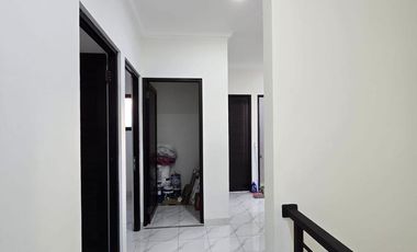 Rumah baru design classic di pondok bambu Jakarta Timur