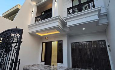 Rumah baru design classic di pondok bambu Jakarta Timur