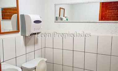 Leon Propiedades vende gran casa en Curacavi.