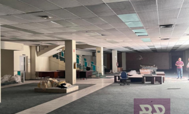 Local comercial en renta 3 plantas - 2,229M2