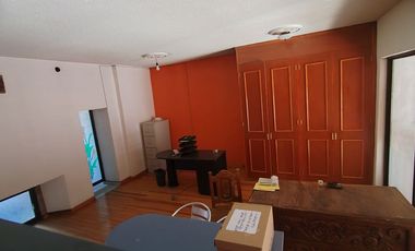 Oficina en renta, planta alta. Centro histórico. 1/2 baño