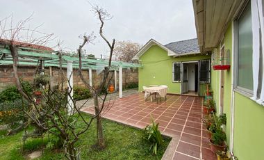 Excelente conectividad, a pasos del Metro Lo Ovalle y El Parrón, Amplio jardín.