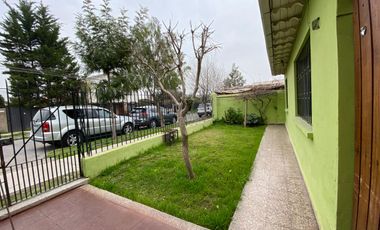 Excelente conectividad, a pasos del Metro Lo Ovalle y El Parrón, Amplio jardín.