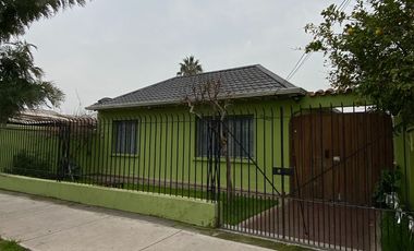 Excelente conectividad, a pasos del Metro Lo Ovalle y El Parrón, Amplio jardín.