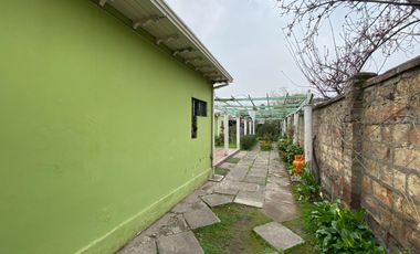 Excelente conectividad, a pasos del Metro Lo Ovalle y El Parrón, Amplio jardín.