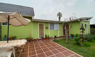 Excelente conectividad, a pasos del Metro Lo Ovalle y El Parrón, Amplio jardín.