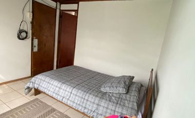 Excelente conectividad, a pasos del Metro Lo Ovalle y El Parrón, Amplio jardín.