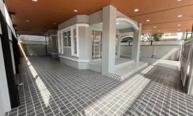 บ้าน ปทุมธานี ลำลูกกาคลอง4 ถนนพระเจ้าองศ์สาย หมู่บ้านเอซีเฮาส์3 50.3 ตรว 3 ห้องนอน 3 ห้องน้ำ 1 ห้องครัว 1 ห้องนั่งเล่น 2 ที่จอดรถ ถนนหน้าบ้านกว้างมาก