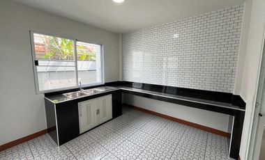 บ้าน ปทุมธานี ลำลูกกาคลอง4 ถนนพระเจ้าองศ์สาย หมู่บ้านเอซีเฮาส์3 50.3 ตรว 3 ห้องนอน 3 ห้องน้ำ 1 ห้องครัว 1 ห้องนั่งเล่น 2 ที่จอดรถ ถนนหน้าบ้านกว้างมาก