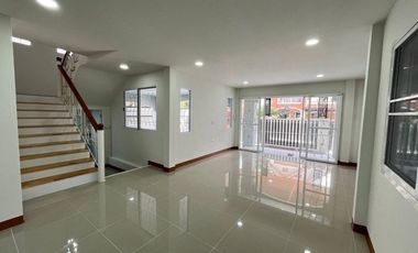 บ้าน ปทุมธานี ลำลูกกาคลอง4 ถนนพระเจ้าองศ์สาย หมู่บ้านเอซีเฮาส์3 50.3 ตรว 3 ห้องนอน 3 ห้องน้ำ 1 ห้องครัว 1 ห้องนั่งเล่น 2 ที่จอดรถ ถนนหน้าบ้านกว้างมาก