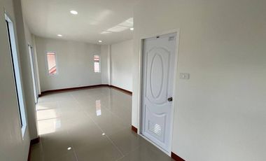 บ้าน ปทุมธานี ลำลูกกาคลอง4 ถนนพระเจ้าองศ์สาย หมู่บ้านเอซีเฮาส์3 50.3 ตรว 3 ห้องนอน 3 ห้องน้ำ 1 ห้องครัว 1 ห้องนั่งเล่น 2 ที่จอดรถ ถนนหน้าบ้านกว้างมาก