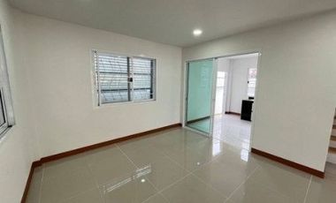 บ้าน ปทุมธานี ลำลูกกาคลอง4 ถนนพระเจ้าองศ์สาย หมู่บ้านเอซีเฮาส์3 50.3 ตรว 3 ห้องนอน 3 ห้องน้ำ 1 ห้องครัว 1 ห้องนั่งเล่น 2 ที่จอดรถ ถนนหน้าบ้านกว้างมาก
