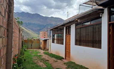 SE VENDE LINDA CASITA CON UNA AMPLIA ÁREA DE TERRENO DE 468.88m2 EN LA LOCALIDAD DE HUASAO