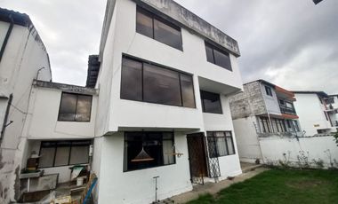 AMPLIA CASA A LA VENTA SECTOR EL BATAN ALTO, PARQUE METROPOLITANO.