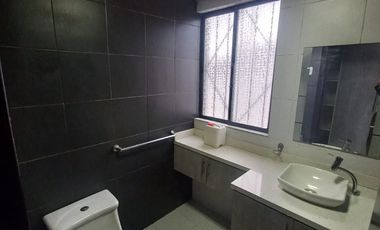 AMPLIA CASA A LA VENTA SECTOR EL BATAN ALTO, PARQUE METROPOLITANO.