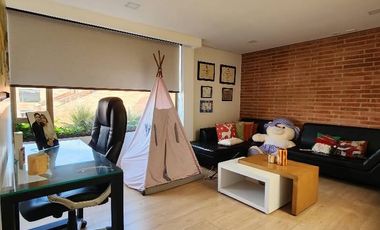 PETH HOUSE CHIA Ubicado estratégicamente sobre la Avenida Chilacos, este apartamento te ofrece una experiencia de vida inigualable con vistas panorámi