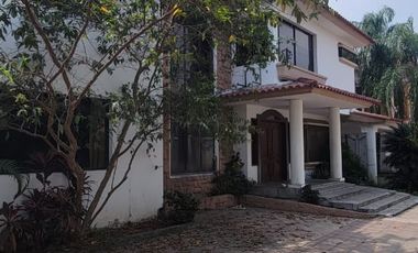 En venta casa esquinera en Las Riberas, Km. 1,5 via a Samborondon