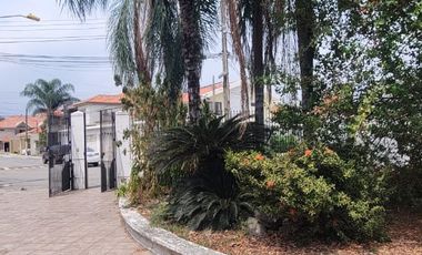 En venta casa esquinera en Las Riberas, Km. 1,5 via a Samborondon