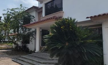 En venta casa esquinera en Las Riberas, Km. 1,5 via a Samborondon