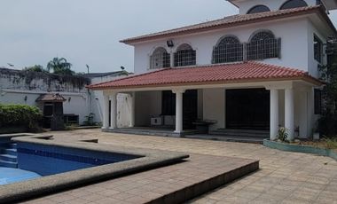 En venta casa esquinera en Las Riberas, Km. 1,5 via a Samborondon