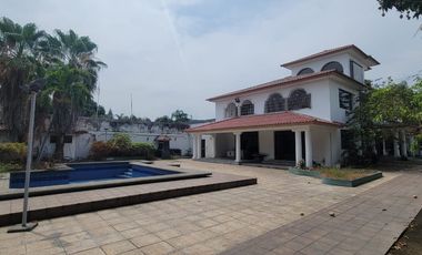 En venta casa esquinera en Las Riberas, Km. 1,5 via a Samborondon