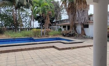 En venta casa esquinera en Las Riberas, Km. 1,5 via a Samborondon