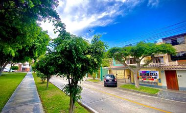 ¡Ocasión! Surco, en Venta Casa Frente a Parque con Jardín y Terraza - 200 m²-  3 Pisos