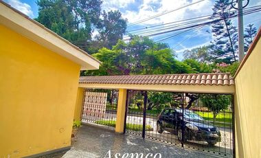 ¡Ocasión! Surco, en Venta Casa Frente a Parque con Jardín y Terraza - 200 m²-  3 Pisos