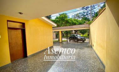 ¡Ocasión! Surco, en Venta Casa Frente a Parque con Jardín y Terraza - 200 m²-  3 Pisos