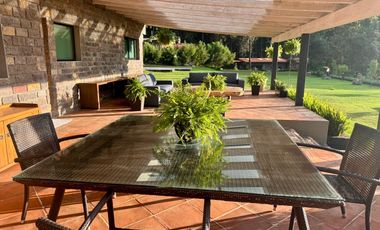 CASA EN VENTA CON AMPLIOS JARDINES Y AGUA ABUNDANTE EN VALLE DE BRAVO