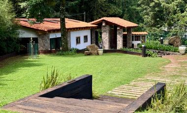 CASA EN VENTA CON AMPLIOS JARDINES Y AGUA ABUNDANTE EN VALLE DE BRAVO