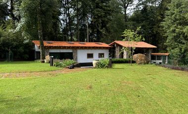 CASA EN VENTA CON AMPLIOS JARDINES Y AGUA ABUNDANTE EN VALLE DE BRAVO