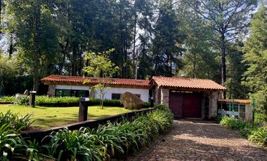 CASA EN VENTA CON AMPLIOS JARDINES Y AGUA ABUNDANTE EN VALLE DE BRAVO