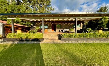 CASA EN VENTA CON AMPLIOS JARDINES Y AGUA ABUNDANTE EN VALLE DE BRAVO