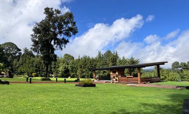 CASA EN VENTA CON AMPLIOS JARDINES Y AGUA ABUNDANTE EN VALLE DE BRAVO