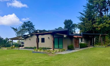 CASA EN VENTA CON AMPLIOS JARDINES Y AGUA ABUNDANTE EN VALLE DE BRAVO