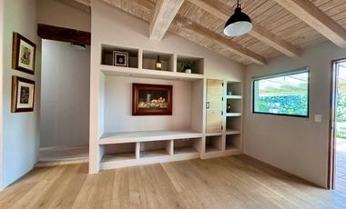 CASA EN VENTA CON AMPLIOS JARDINES Y AGUA ABUNDANTE EN VALLE DE BRAVO