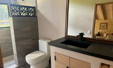CASA EN VENTA CON AMPLIOS JARDINES Y AGUA ABUNDANTE EN VALLE DE BRAVO